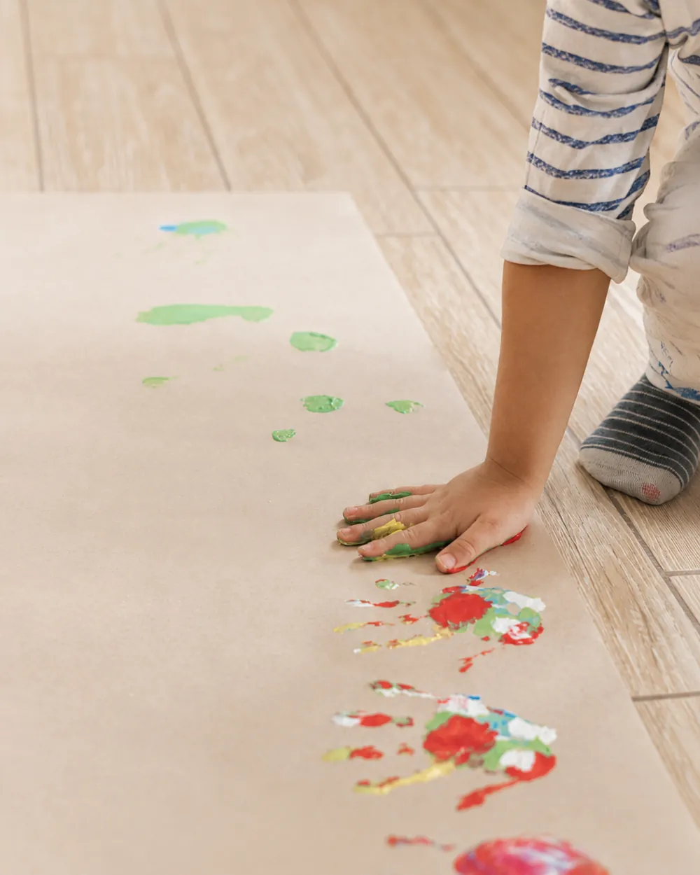 Zukunftswerkstatt — Kind gestaltet mit Fingerfarben